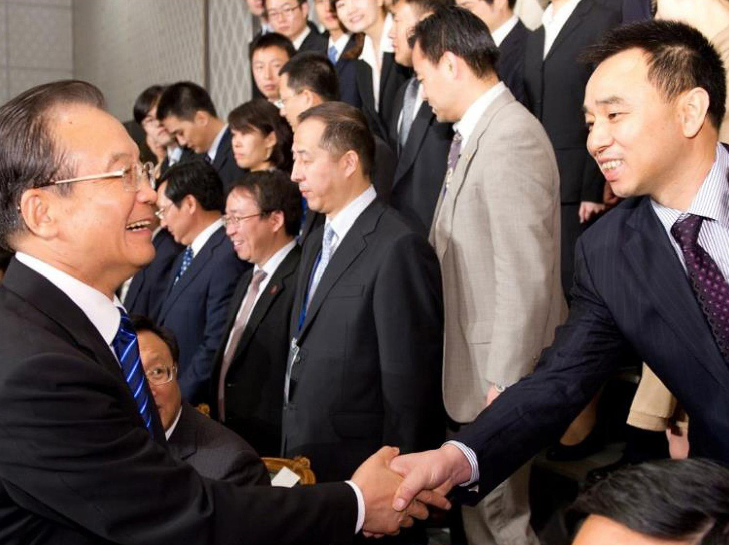 董事长胡正华先生随时任国务院总理温家宝参加中日韩 三国首脑峰会留影 